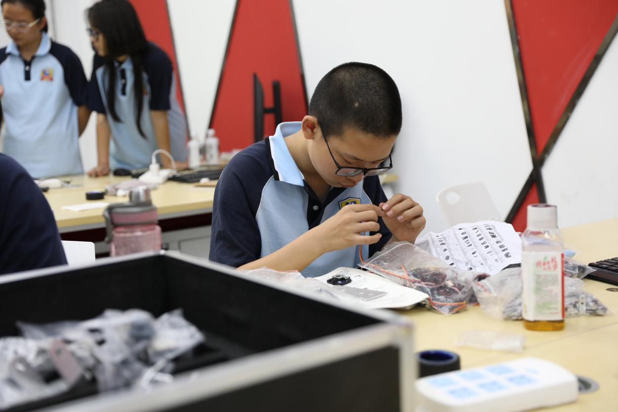 ĪҪ��������������ǰҎ(gu��)���x��ÌW(xu��)У���ɲ�֮·����һ��