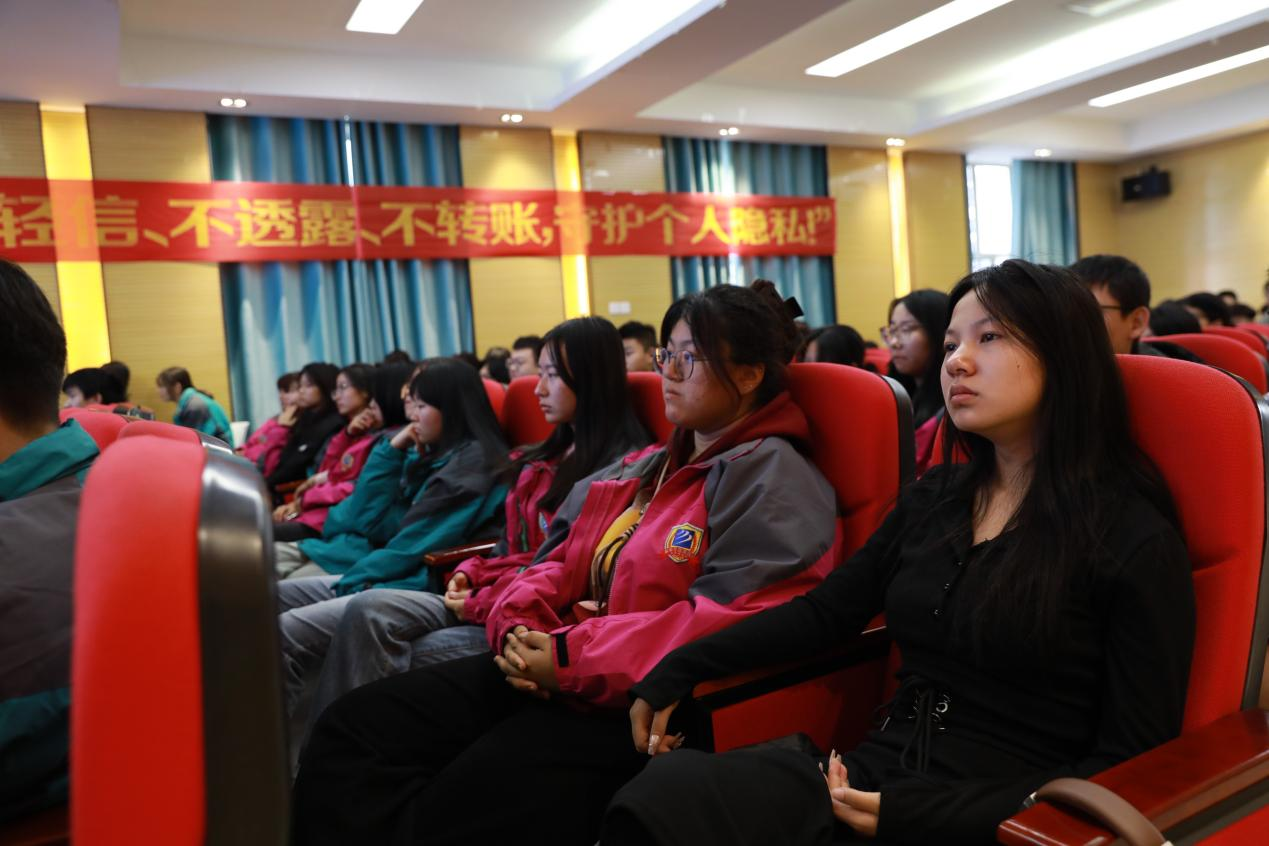 ���p��ـ�����o(h��)У�@ƽ��·�����������A�_(k��i)չ���p��ـ���}�v��