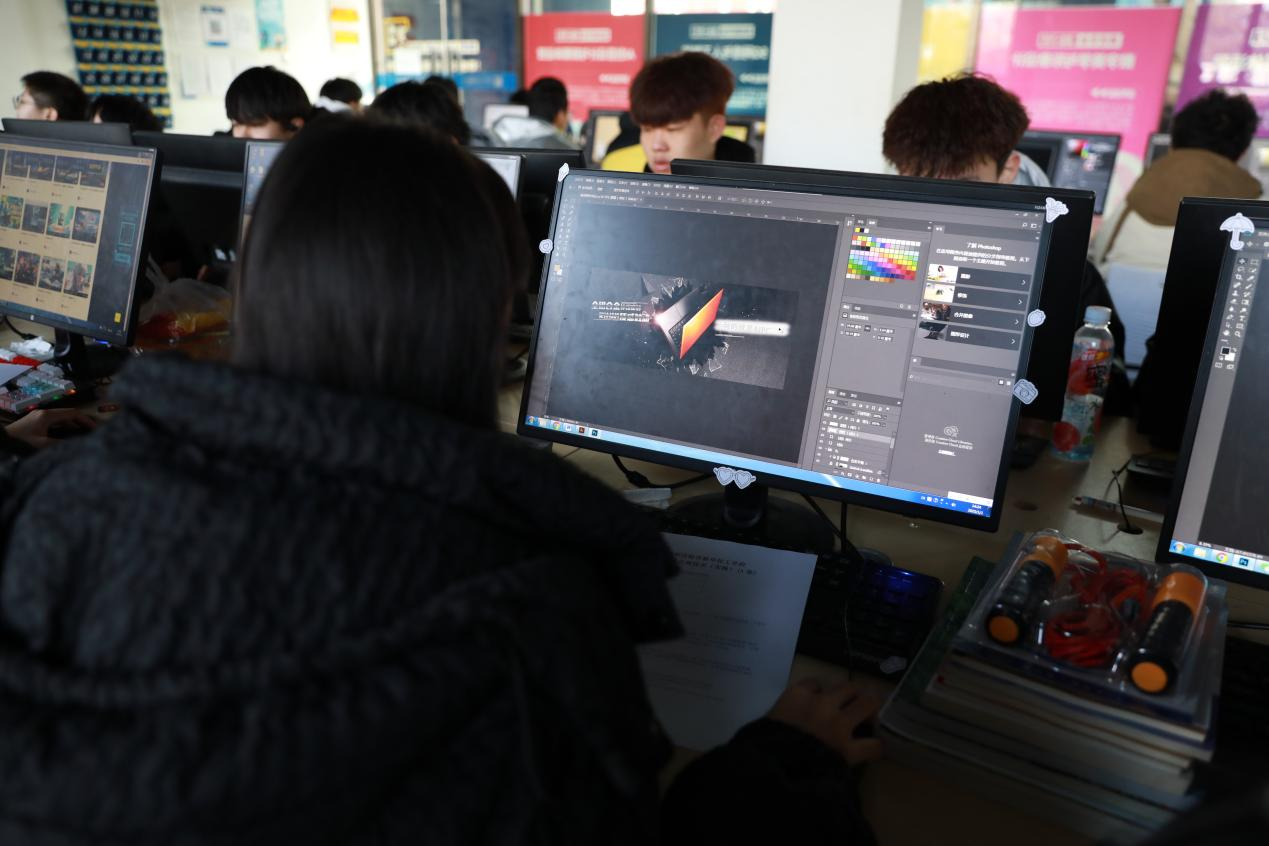 �ܶ��W(xu��)����ϲ�g�������A���W(xu��)У�Ľ̎���(sh��)�������