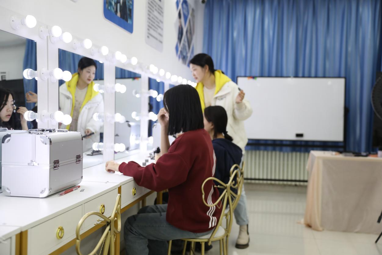 ����߸2����ȼ��Ȧ��ý�w����ʽ���؇������𱳺�ġ��¡�����